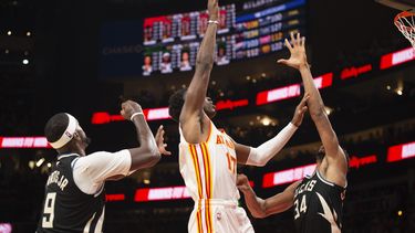 Sin Young ni Murray, Hawks quitan el invicto a Bucks