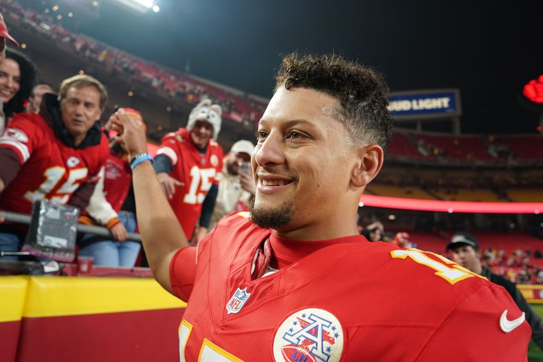 El quarterback Patrick Mahomes de los Chiefs de Kansas City tras la victoria contra los Commanders de Washington, el lunes 27 de octubre de 2025, en Kansas City, Missouri. (AP Foto/Ed Zurga)