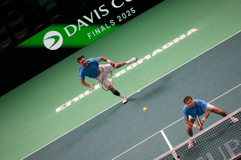 Los argentinos Horacio Zeballos y Andrés Molteni disputan su partido de dobles ante Alemania en la Copa Davis, el jueves 20 de noviembre de 2025, en Bolonia, Italia (AP Foto/Luca Bruno)