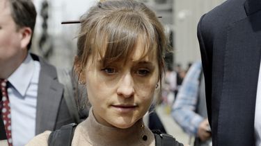 La actriz de televisión Allison Mack sale de un tribunal federal el 8 de abril de 2019 en Brooklyn, Nueva York, después de declararse culpable de cargos de extorsión en el caso del grupo de culto NXIVM en el norte de Nueva York. (AP Foto/Mark Lennihan, archivo)