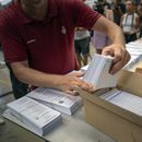 ARCHIVO - Un trabajador electoral muestra boletas a los medios antes de distribuirlos a centros de votación en un almacén de Barcelona, España, el 18 de julio de 2023. (AP Foto/Emilio Morenatti, Archivo)