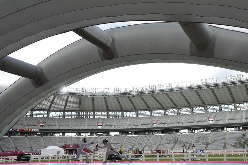 ARCHIVO - La italiana Elena Micheli (derecha) y la egipcia Amira Kandil compiten en la esgrima del pentatlón moderno de los Juegos Olímpicos de Tokio, el 6 de agosto de 2021. (AP Foto/Hassan Ammar)