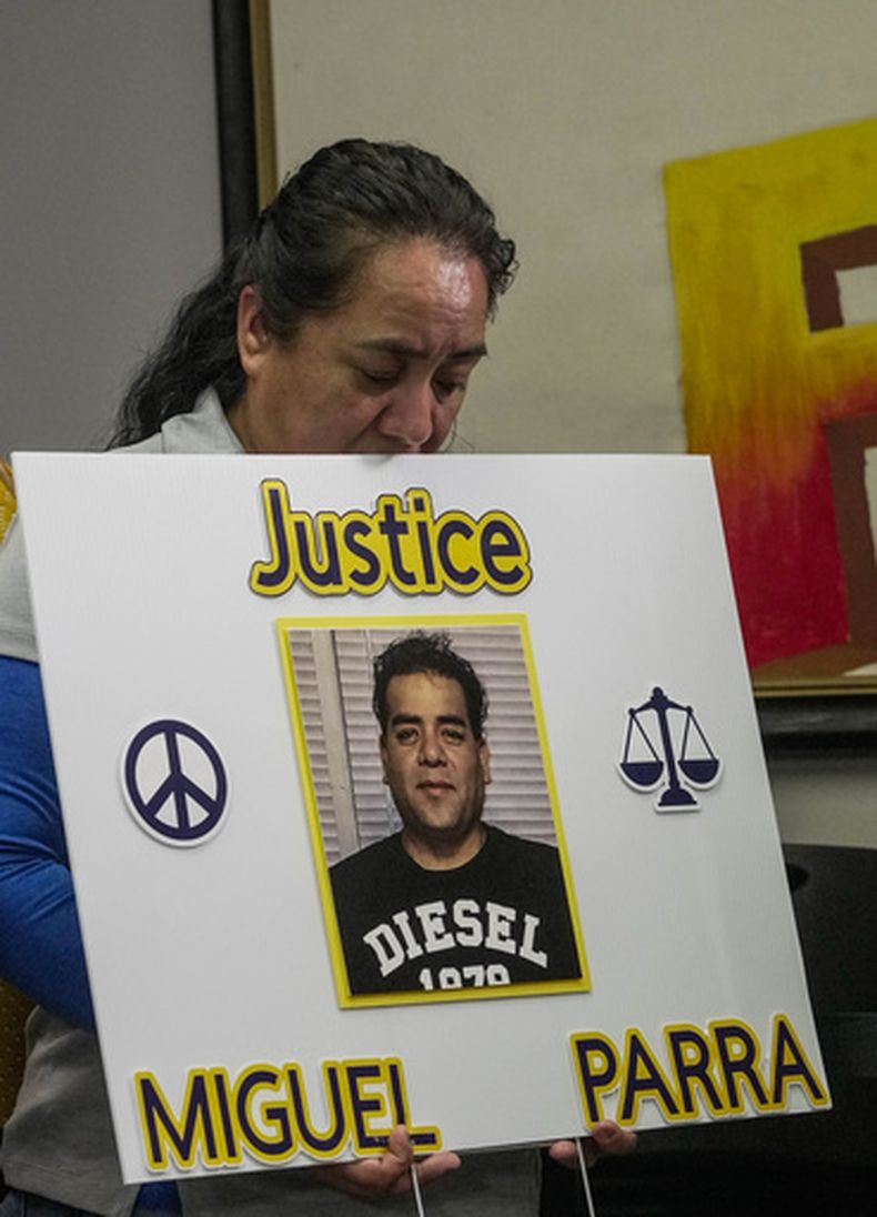 Carmen, hermana de Miguel Parra Hernández, sostiene un cartel en una conferencia de prensa sobre la acción del Servicio de Inmigración y Control de Aduanas (ICE, por sus siglas en inglés) relacionada con Hernández, el miércoles 14 de octubre de 2026, en Houston. (Raquel Natalicchio/Houston Chronicle vía AP).