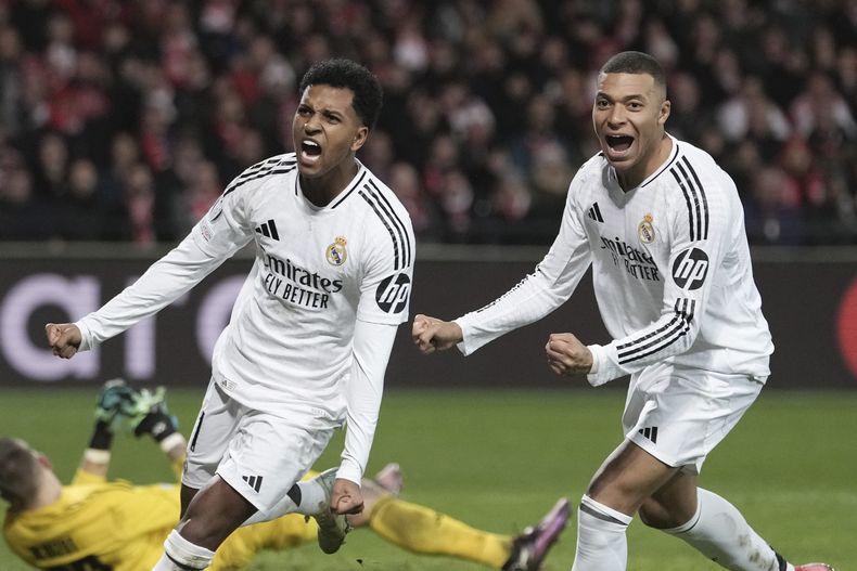 Rodrygo (izquierda) celebra con su compañero Kylian Mbappé tras anotar el tercer gol del Real Madrid en la victoria 3-0 ante Brest en la Liga de Campeones, el miércoles 29 de enero de 2025, en Guingamp. (AP Foto/Thibault Camus)