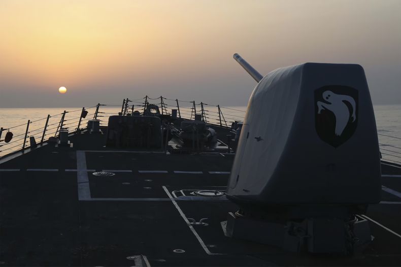 En esta imagen de archivo, proporcionada por la Marina de Estados Unidos, el destructor de clase Arleigh Burke USS Milius (DDG 69) durante una patrulla rutinaria en el Estrecho de Taiwán, el 16 de abril de 2023. (Marina de Estados Unidos vía AP, archivo)