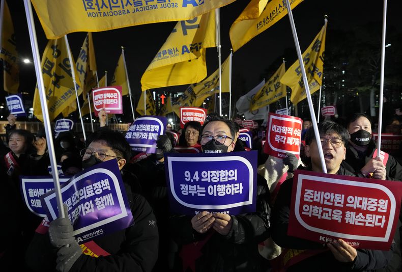 Médicos marchan contra la política médica del gobierno cerca de la oficina presidencial en Seúl, Corea del Sur, el jueves 15 de febrero de 2024. (AP Foto/Ahn Young-joon)