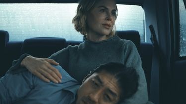 En esta imagen proporcionada por Prime Video, Brian Tee, frente, y Nicole Kidman en una escena de The Expats. (Prime Video vía AP)