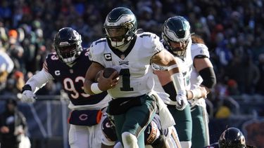 Fuente AP: Hurts se lesiona, está en duda ante los Cowboys