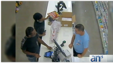 mujer se entrega a las autoridades tras asaltar a una tienda walgreens