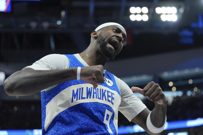 Bobby Portis de los Milwaukee Bucks reacciona luego de acertar un triple durante la primera mitad del juego de baloncesto de la NBA ante los Suns de Phoenix, el domingo 17 de marzo de 2024, en Milwaukee. (AP Foto/Morry Gash)