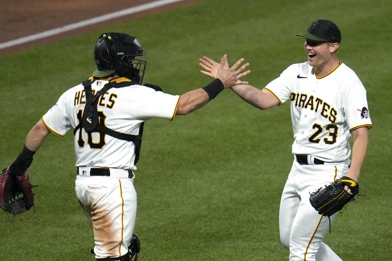 El abridor de los Piratas de Pittsburgh Mitch Keller celebra con el cátcher Austin Hedges tras lanzar el primer juego completo de su carrera ante los Rockies de Colorado el lunes 8 de mayo del 2023. (AP Foto/Gene J. Puskar)