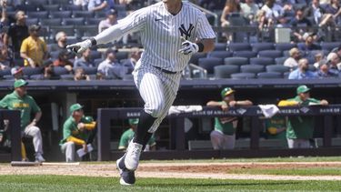 Anthony Volpe de los Yanquis de Nueva York recorre las bases tras batear un grand slam ante los Atléticos de Oakland, el miércoles 10 de mayo de 2023 en Nueva York. (AP Foto/Bebeto Matthews)