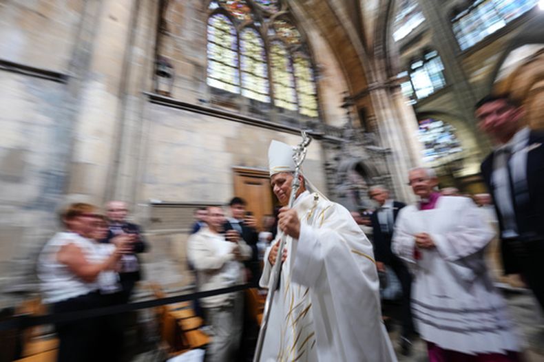 El papa León XIV llega a una misa en la catedral de Saint-Etienne, el lunes 28 de septiembre de 2026, en Metz, Francia. (AP Foto/Aurelien Morissard)