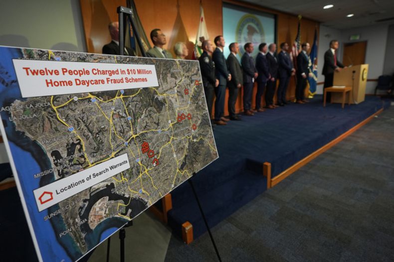 El fiscal Adam Gordon anuncia cargos contra 12 personas acusadas de perpetrar fraude al cobrar subsidios por cuidado infantil, en San Diego, el 15 de septiembre del 2026. (AP foto/Gregory Bull)