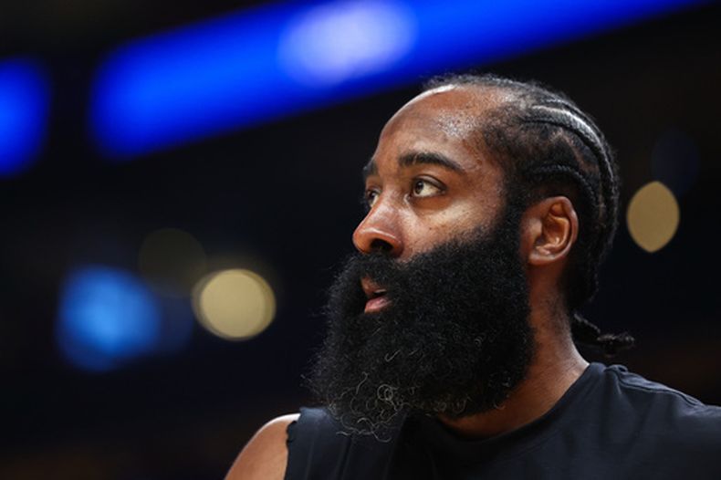 ARCHIVO - El escolta de los Cavaliers de Cleveland, James Harden, calienta antes de un partido de baloncesto de la NBA contra los Hawks de Atlanta, el 10 de abril de 2026, en Atlanta. (Foto AP/Colin Hubbard, archivo)
