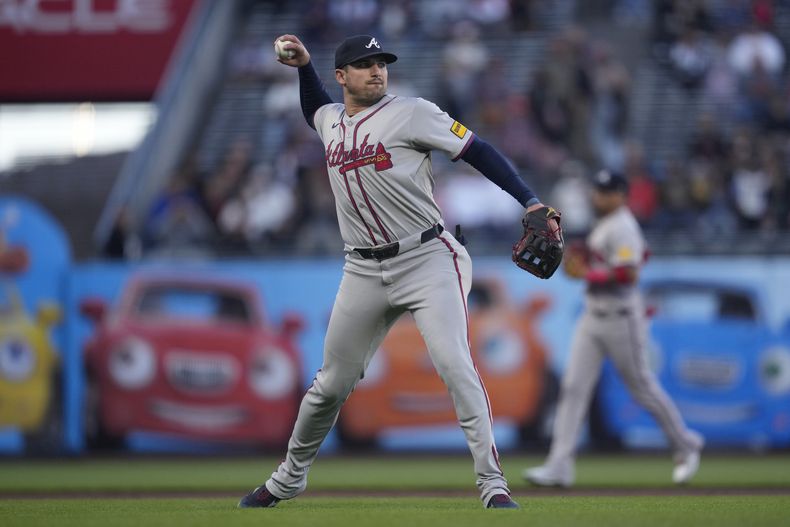 El tercera base de los Bravos de Atlanta, Austin Riley pone fuera en primera base a Tyler Fitzgerald de los Gigantes de San Francisco, durante la primera entrada del juego de béisbol en San Francisco, el martes 13 de agosto de 2024. (AP Foto/Jeff Chiu)