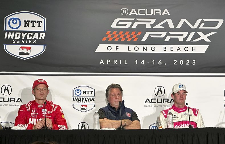 De izquierda a derecha, Marcus Ericsson, Michael Andretti y Kyle Kirkwood escuchan preguntas en una conferencia de prensa realizada el sábado 15 de abril de 2023, en Long Beach, California (AP Foto/Jenna Fryer)