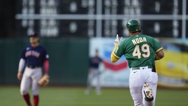 Ryan Noda, de los Atléticos de Oakland, recorre las bases luego de conectar un jonrón ante los Medias Rojas de Boston, el martes 18 de julio de 2023 (AP Foto/Godofredo A. Vásquez)