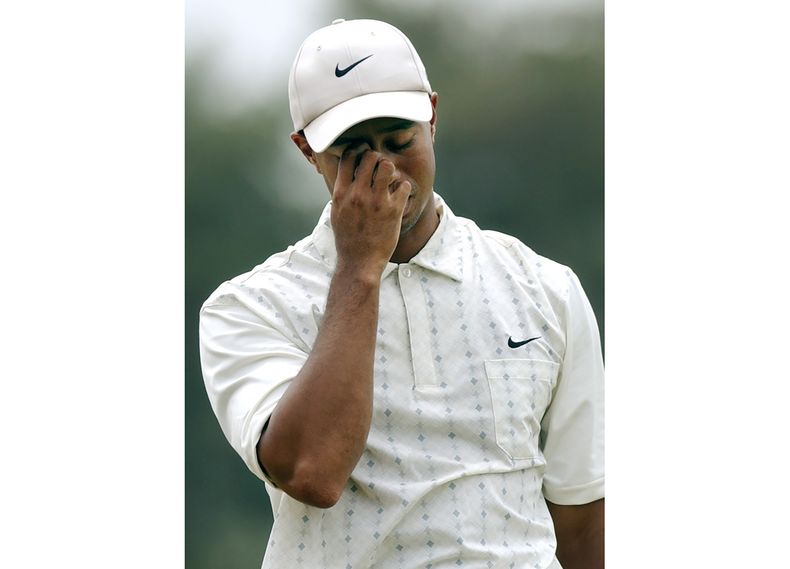 ARCHIVO - En esta foto de archivo del 19 de junio de 2004, Tiger Woods reacciona en un green durante la tercera ronda del Abierto de Estados Unidos en Southampton, Nueva York. (AP Foto/Charles Krupa, archivo)