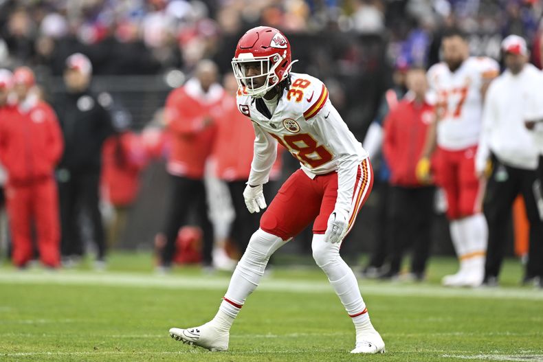 ARCHIVO - LJarius Sneed, cornerback de los Chiefs de Kansas City, observa la alineación de la ofensiva durante la primera mitad del Juego de Campeonato de la AFC en contra de los Ravens de Baltimore, en Baltimore, el 28 de enero de 2024. Una persona con conocimiento de la negociación dijo a AP que los Titans de Tennessee están finalizando un acuerdo para adquirir a Sneed en un intercambio por dos selecciones de draft, el viernes 22 de marzo de 2024. (AP Foto/Terrance Williams, Archivo)