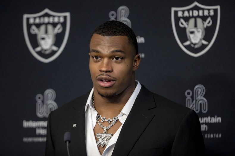 La selección de primera ronda de los Raiders de Las Vegas Tyree Wilson habla durante la conferencia de prensa en su presentación con el equipo el viernes 28 de abril del 2023. (Heidi Fang/Las Vegas Review-Journal via AP)