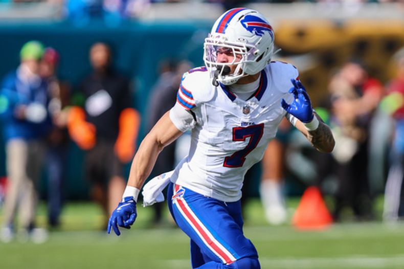 ARCHIVO - Taron Johnson (7), defensa lateral de los Bills de Buffalo, juega contra los Jaguars de Jacksonville durante un juego de fútbol americano de la ronda de comodines de la NFL, el domingo 11 de enero de 2026, en Jacksonville, Florida. (Foto AP/Gary McCullough, Archivo)