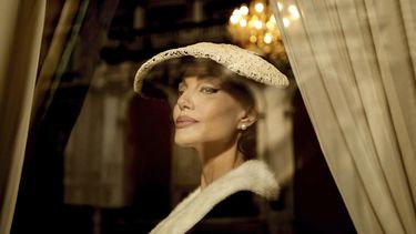 En esta imagen difundida por Netflix, Angelina Jolie como María Callas en una escena de Maria. (Pablo Larraín/Netflix vía AP)