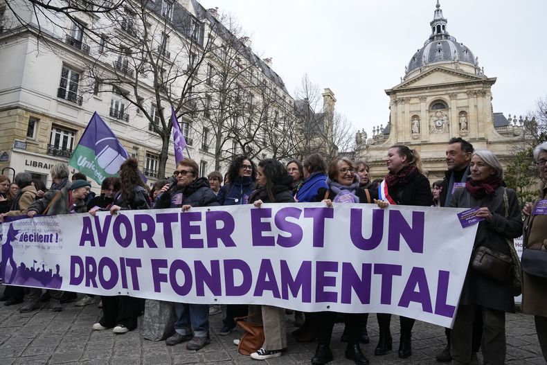 Defensores del derecho al aborto sostienen un letrero con la frase el aborto es un derecho fundamental en francés durante una protesta afuera de la Universidad de La Sorbona en París, el miércoles 28 de febrero de 2024. (AP Foto/Michel Euler)