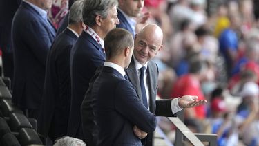 El presidente de la FIFA Gianni Infantino conversa con su homólogo de la UEFA Aleksander Ceferin antes de un partido de la Eurocopa entre Suiza e Italia, el sábado 29 de junio de 2024 (AP Foto/Markus Schreiber)