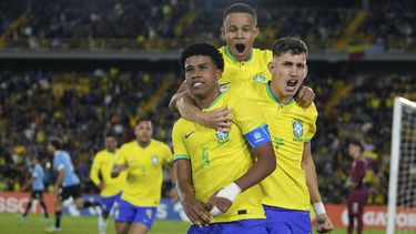 ARCHIVO - Andrey Santos (centro) celebra con sus compañeros de la selección de Brasil tras anotar un gol ante Uruguay en el Sudamericano Sub20, en Bogotá, Colombia, el 12 de febrero de 2023. (AP Foto/Fernando Vergara)