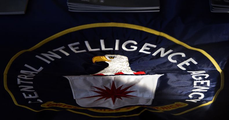 El emblema de la CIA en Atlanta, 13 de noviembre de 2013. El gobierno del presidente busca renovar la Ley de Inteligencia Extranjera que caduca al finalizar 2023, se informó el 13 de junio de 2023. (AP Foto/David Goldman, File)