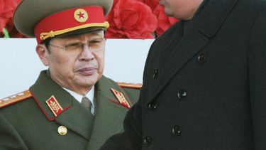 americateve | En esta imagen del 16 de febrero de 2012, el l&iacute;der norcoreano Kim Jong Un pasa junto a su t&iacute;o Jang Song Thaek (izquierda) tras pasar revista a miles de soldados en una ceremonia de conmemoraci&oacute;n por el 70 aniversario del nacimiento de