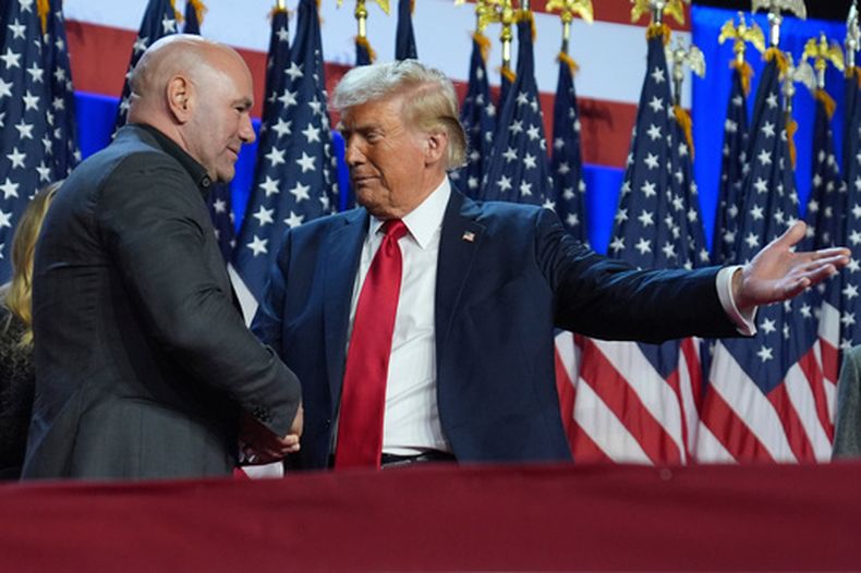 ARCHIVO - En foto del 6 de noviembre del 2024, el expresidente Donald Trump habla con el presidente de la UFC Dana White durante la noche de la elección presidencial Palm Beach Convention Center. (AP Foto/Evan Vucci, Archivo)