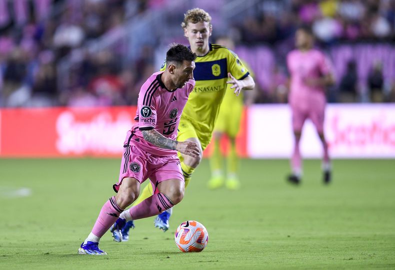 Lionel Messi del Inter Miami regatea a Jacob Shaffelburg de Nashville SC en el partido de los octavos de final de la Copa de Campeones de la CONCACAF, el miércoles 13 de marzo de 2024, en Fort Lauderdale, Florida. (AP Foto/Michael Laughlin)