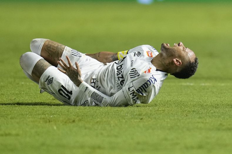 Neymar se queja por una falta durante su debut con Santos ante Botafogo Sao Paulo, el miércoles 5 de febrero de 2025 (AP Foto/Andre Penner)