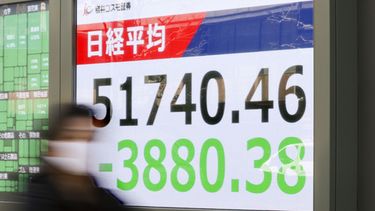 Gente ante una pantalla que muestra el índice bursátil japonés Nikkei en una firma de inversión el lunes 9 de marzo de 2026, en Tokio.(Kyodo News via AP)