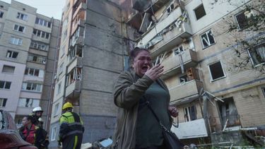 Una mujer reacciona frente a un edificio alcanzado por un ataque ruso en Kiev, Ucrania, el 7 de septiembre del 2025. (AP foto/Evgeniy Maloletka)