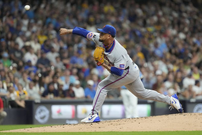 El dominicano Frankie Montás, de los Mets de Nueva York, lanza durante la segunda entrada de un juego de béisbol contra los Cerveceros de Milwaukee, el sábado 9 de agosto de 2025, en Milwaukee. (AP Photo/Aaron Gash)