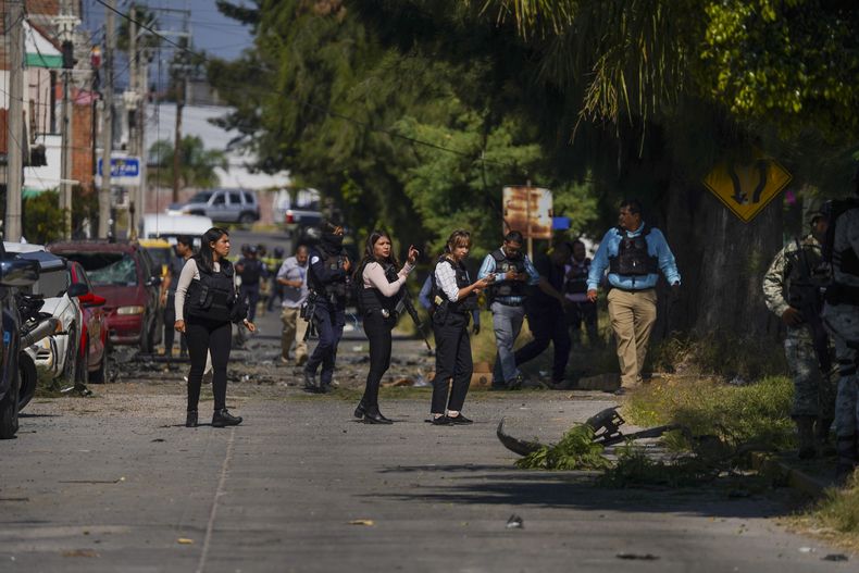 Agentes de seguridad y expertos en el lugar donde explotó un coche-bomba cerca de una comisaría en Acámbaro, estado de Guanajuato, México, el jueves 24 de octubre de 2024. (AP Foto/Armando Solís)