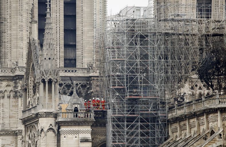 EUR-GEN_NOTRE_DAME-INCENDIO-1.jpg