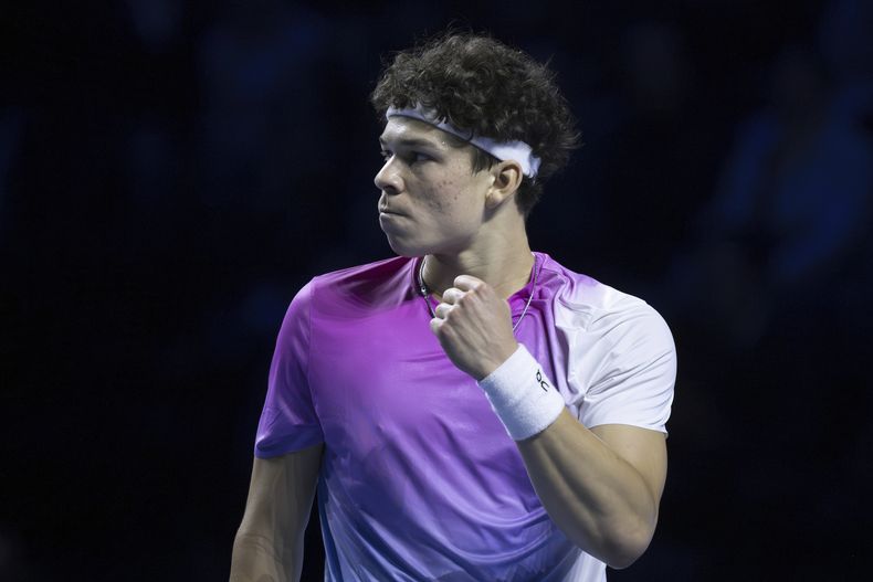 El estadounidense Ben Shelton celebra al vencer al francés Arthur Fils en la semifinal del Torneo de Basilea el sábado 26 de octubre del 2024. (Georgios Kefalas/Keystone via AP)