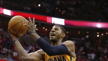 americateve | El alero de los Pacers de Indiana Paul George (24) dispara al aro entre los jugadores de los Wizards de Washington Nene (42) y Drew Gooden durante la segunda mitad del 4to partido de la semifinal de la Conferencia Este de la NBA, el domingo, 11 de abril d