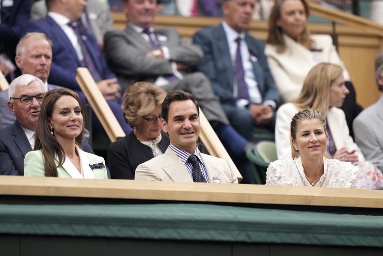 La princesa de Gales, Catalina, junto a Roger Federer y su esposa Mirka Federer en el palco real de la Cancha Central de Wimbledon, en Londres, el martes 4 de julio de 2023. (AP Foto/Alberto Pezzali)