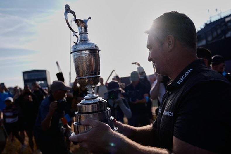 El neozelandés Ryan Fox posa con el trofeo Claret Jug tras ganar el Campeonato del Abierto Británico de Golf en el club de golf Royal Birkdale, en Southport, Inglaterra, el domingo 19 de julio de 2026. (Foto AP/David Goldman)