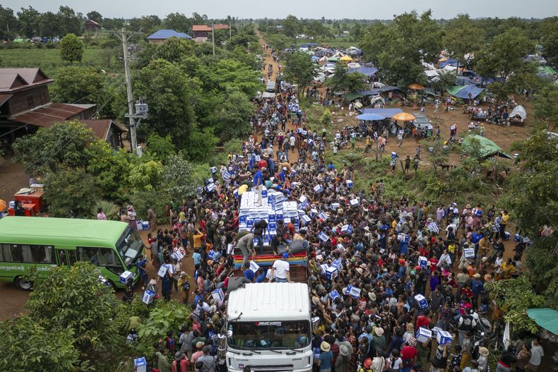 Camboyanos desplazados reciben agua en el campamento de reasentamiento de Battkhao, en la provincia de Oddar Meanchey, Camboya, el 26 de julio de 2025. (AP Foto/Anton L. Delgado)