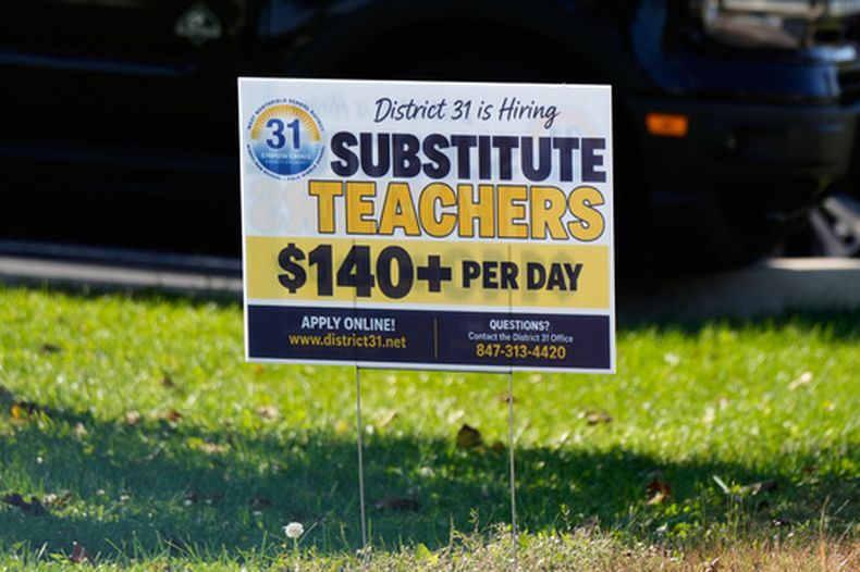 Un comercio solicita empleados en Northbrook, Illinois, el 20 de octubre del 2026. (AP foto/Nam Y. Huh)
