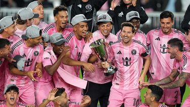 Lionel Messi, astro argentino del Inter Miami, sostiene el trofeo de campeones de la Conferencia Este, tras derrotar al New York City FC, el sábado 29 de noviembre de 2025, en Fort Lauderdale, Florida (AP Foto/Rebecca Blackwell)