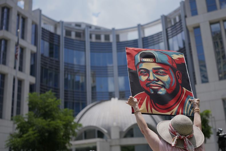 Katheryn Millwee sostiene un retrato de Kilmar Ábrego García fuera de un tribunal federal, el miércoles 25 de junio de 2025, en Nashville, Tennessee. (AP Foto/George Walker IV)
