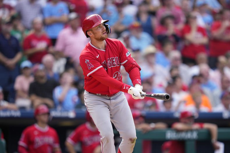 Brandon Drury de los Angelinos de Los Ángeles observa su jonrón de dos carreras frente al pitcher Craig Kimbrel de los Filis de Filadelfia en la novena entrada del encuentro del miércoles 30 de agosto del 2023. (AP Foto/Matt Slocum)