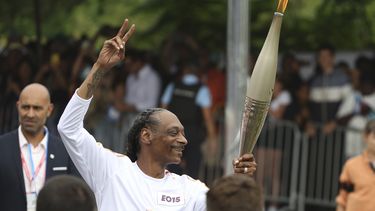 Snoop Dogg porta la antorcha olímpica en los Juegos Olímpicos de Verano de 2024, el viernes 26 de julio de 2024, en Saint-Denis, en las afueras de París, Francia. (Foto AP/Aurelien Morissard)